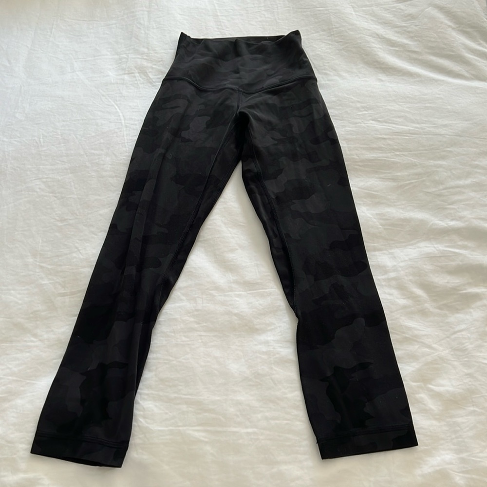 Lululemon cropped camo leggings in size 0
